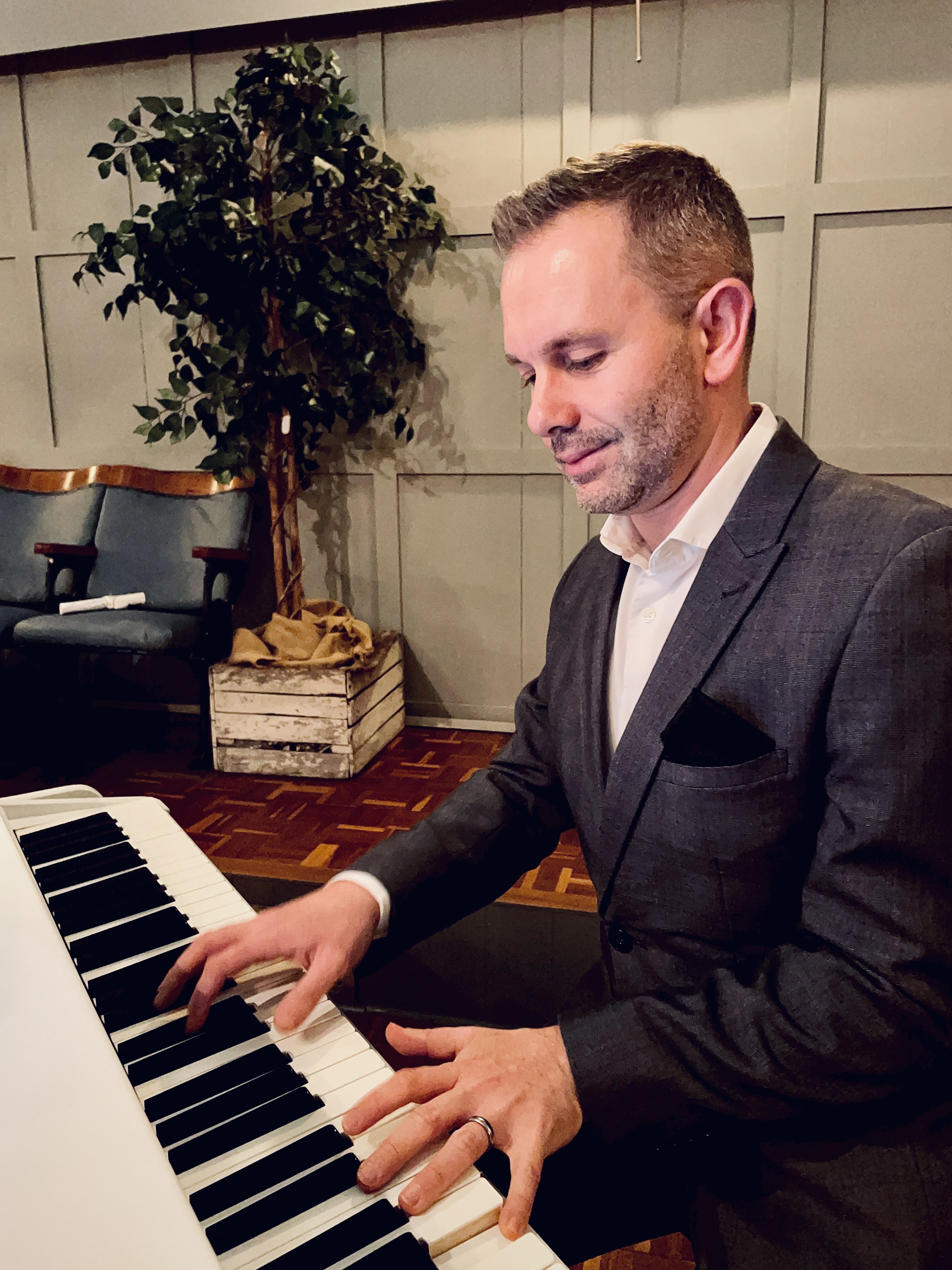 Larkspur Lodge wedding pianist Craig Smith plays his white baby grand piano during a Meols Hall wedding ceremony